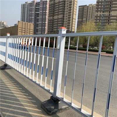 白色塑鋼P(yáng)VC護(hù)欄 山東道路與高速公路的安全衛(wèi)士